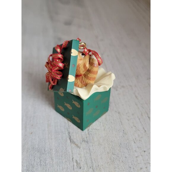 Hallmark mischievous kitten gift box ornament Xmas cat pet - Picture 7 of 8